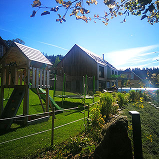 Dětský domeček a trampolína u apartmánů