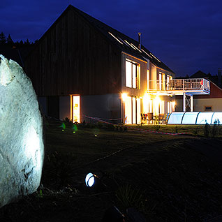 Noční pohled na apartmánový dům Green Stone Lipno