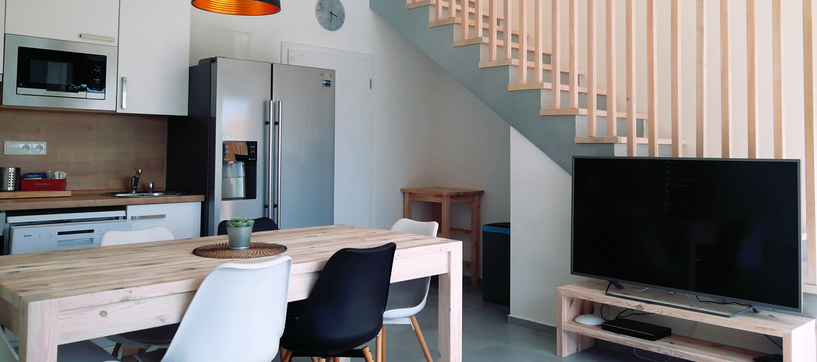 Odpočiňte si v našich prostorných designově zařízených apartmánech s pohodlnými postelemi a veškerým komfortem