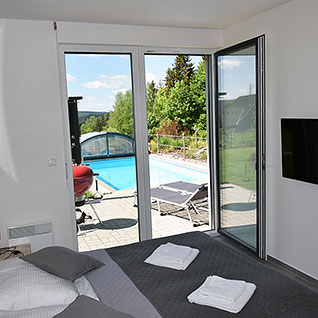 Ložnice apartmánu A4 s průchodem k bazénu (Green Stone Lipno)