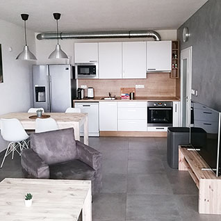 Kuchyňská linka s americkou lednicí apartmánu A4
