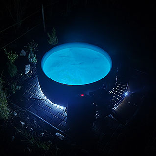 Vířivka u apartmánu A4 v noci - Green Stone Lipno