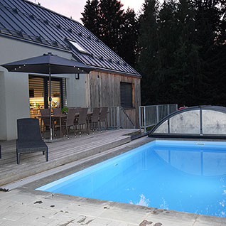 Večerní pohled na bazén u apatmánu A8