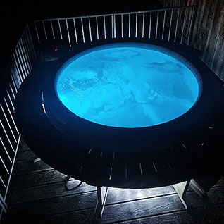 Vířivka u apartmánu A8 v noci - Green Stone Lipno