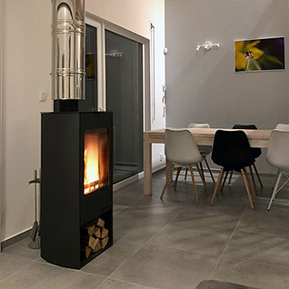 Obývací pokoj apartmánu A8 s hořícím krbem