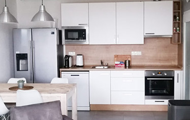 V našich velkých apartmánech naleznete i plně vybavenou kuchyni vč. např. americké lednice s výrobníkem ledu