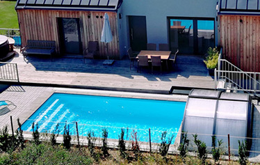 Ke každému apartmánu náleží venkovní vyhřívaný krytý bazén